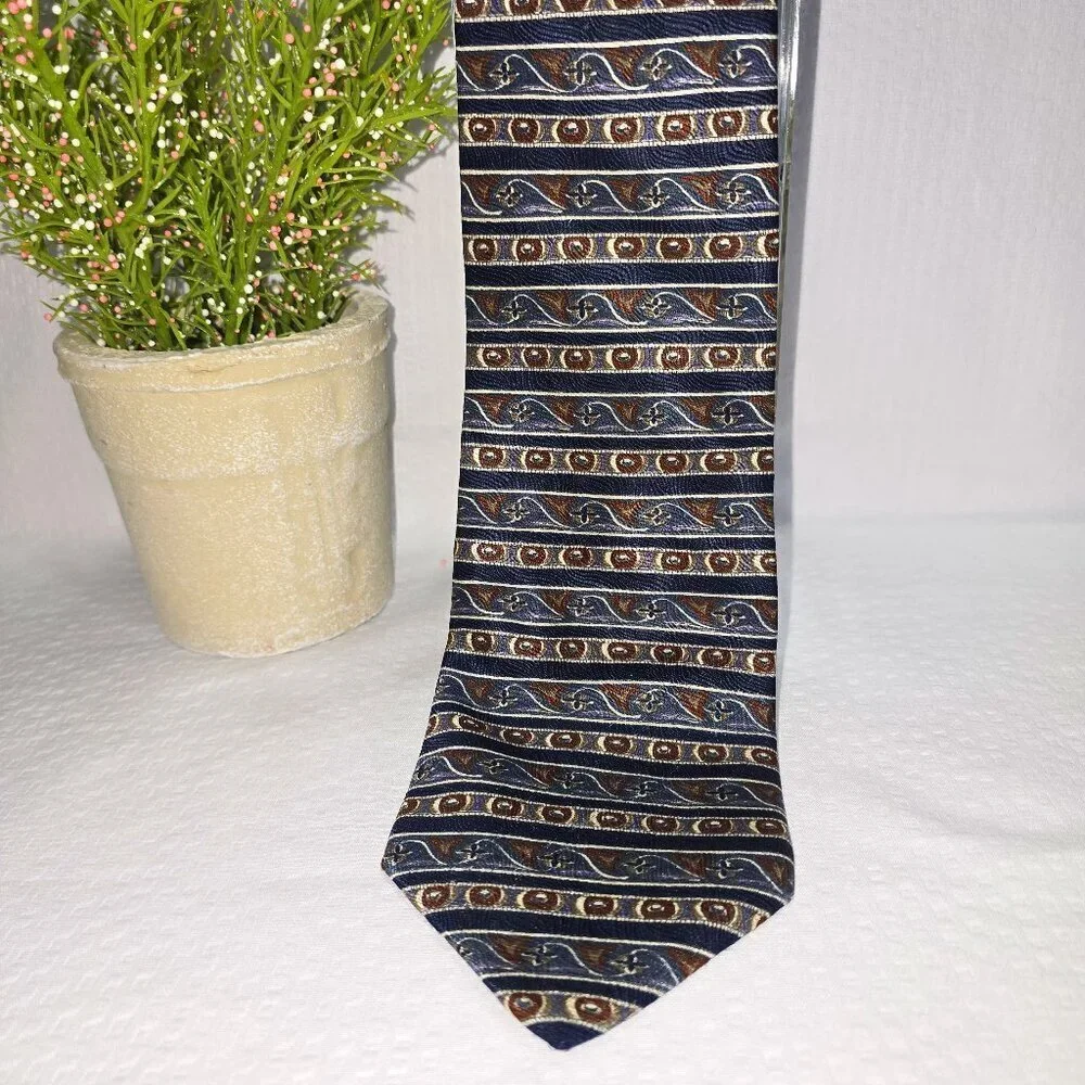 GEOFFREY BEENE MENS 100% SILK TIE ABSTRACT LINE DESIGN EUC